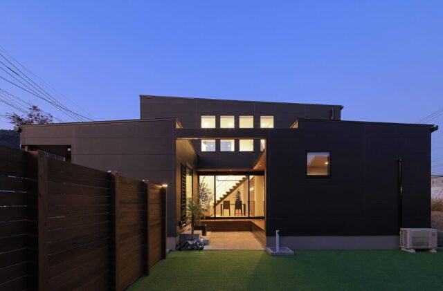 2つの吹き抜けとインナーガレージを備えた造形美が映える住まい - 森建築 - 外構