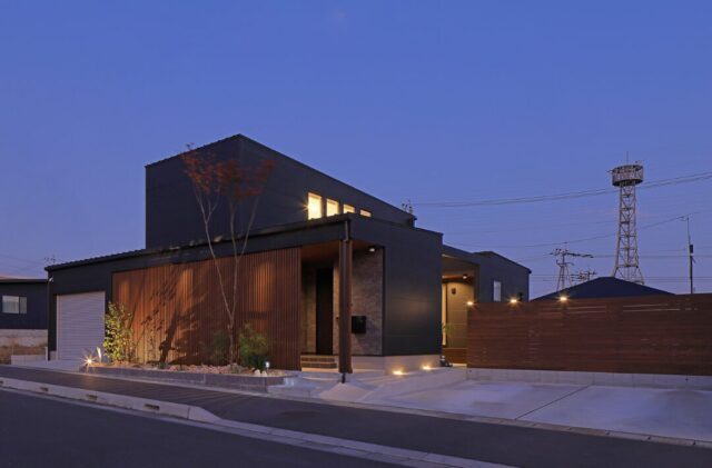 2つの吹き抜けとインナーガレージを備えた造形美が映える住まい - 森建築 - 外観