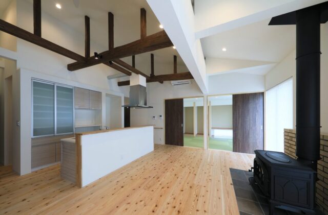 薪ストーブ×木の温もりある築40年リフォーム二世帯住宅 - 森建築 - LDK