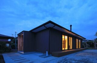 薪ストーブ×木の温もりある築40年リフォーム二世帯住宅 - 森建築 - 夜・外観