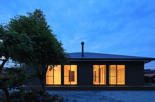薪ストーブ×木の温もりある築40年リフォーム二世帯住宅 - 森建築 - 夜・外観正面