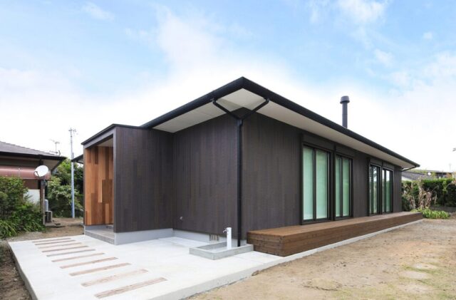 薪ストーブ×木の温もりある築40年リフォーム二世帯住宅 - 森建築 - 昼・外観