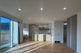 南側の豊かな自然を取り込む明るいLDKの機能性を凝縮した平屋 - 森建築 - LDK