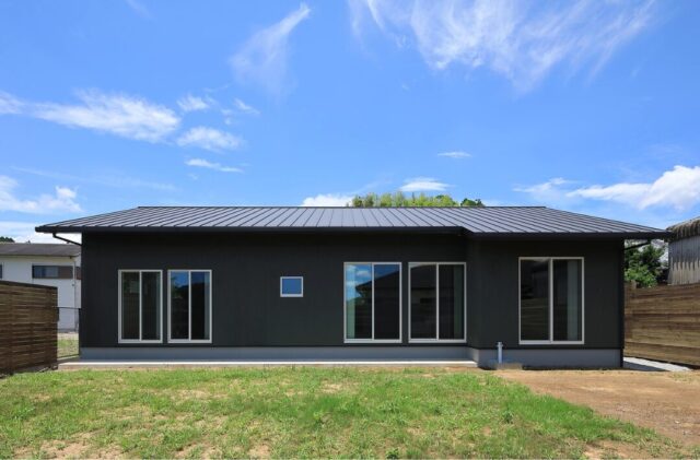 爽やかなアクセントカラーが映えるシックな佇まいの平屋 - 森建築 - 外観・外構