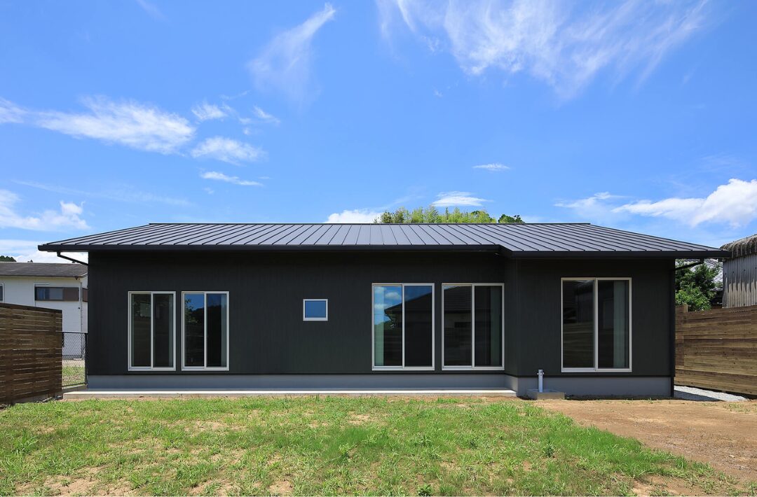 爽やかなアクセントカラーが映えるシックな佇まいの平屋 - 森建築 - 外観・外構