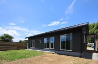 爽やかなアクセントカラーが映えるシックな佇まいの平屋 - 森建築 - 外観