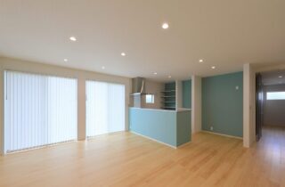 爽やかなアクセントカラーが映えるシックな佇まいの平屋 - 森建築 - LDK