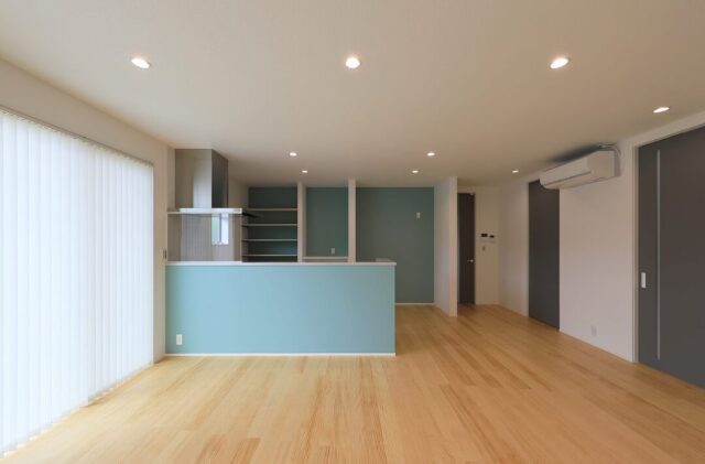爽やかなアクセントカラーが映えるシックな佇まいの平屋 - 森建築 - キッチン正面