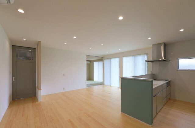 爽やかなアクセントカラーが映えるシックな佇まいの平屋 - 森建築 - LDK・和室
