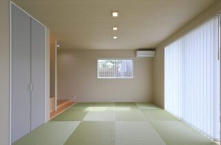 爽やかなアクセントカラーが映えるシックな佇まいの平屋 - 森建築 - 和室