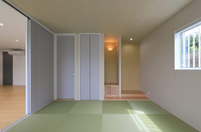 爽やかなアクセントカラーが映えるシックな佇まいの平屋 - 森建築 - 和室・収納