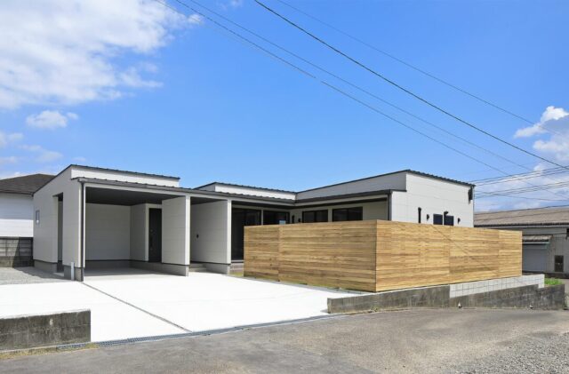 昼と夜で表情を変える外観のモノトーン×木の平屋 - 森建築 - 外観