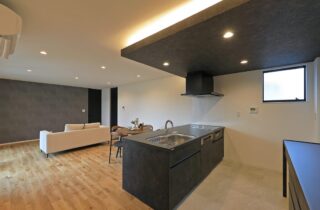 昼と夜で表情を変える外観のモノトーン×木の平屋 - 森建築 - LDK