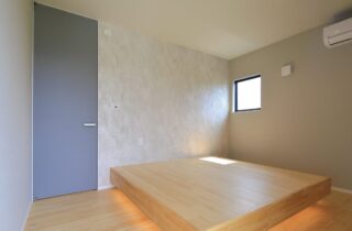昼と夜で表情を変える外観のモノトーン×木の平屋 - 森建築 - 洋室