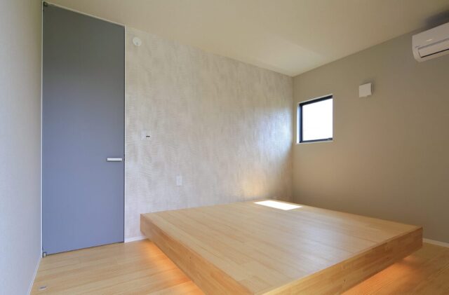 昼と夜で表情を変える外観のモノトーン×木の平屋 - 森建築 - 洋室