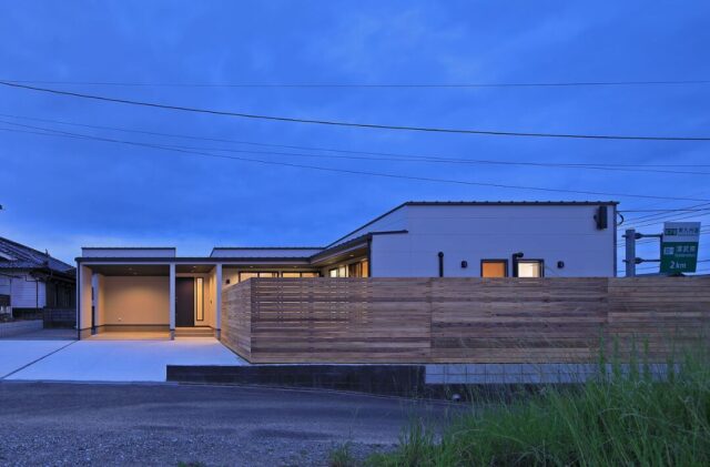 昼と夜で表情を変える外観のモノトーン×木の平屋 - 森建築 - 夜・外観