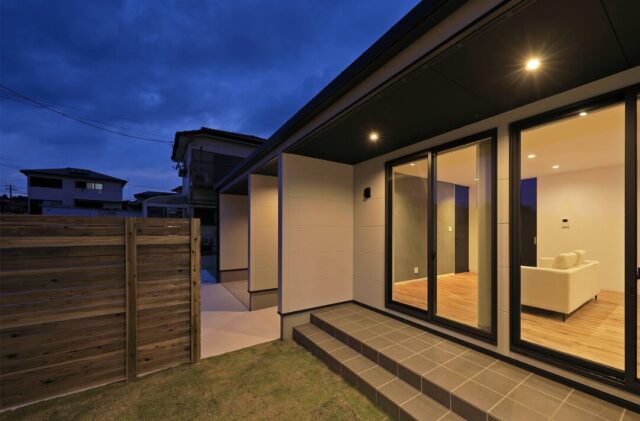 昼と夜で表情を変える外観のモノトーン×木の平屋 - 森建築 - 夜・外構