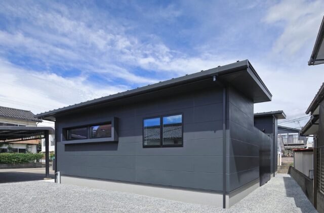 アウトドアを楽しむセカンドリビングを備えたモダンな平屋 - 森建築 - 外観