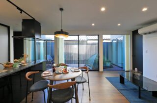 アウトドアを楽しむセカンドリビングを備えたモダンな平屋 - 森建築 - LDK・ウッドデッキ