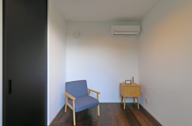 アウトドアを楽しむセカンドリビングを備えたモダンな平屋 - 森建築 - 洋室
