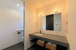 アウトドアを楽しむセカンドリビングを備えたモダンな平屋 - 森建築 - 洗面所