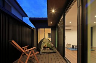 アウトドアを楽しむセカンドリビングを備えたモダンな平屋 - 森建築 - 夜・ウッドデッキ