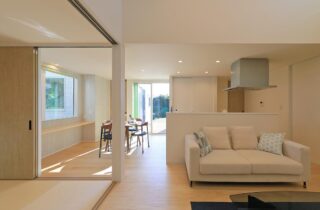 立体的な外観と白×木が調和する吹き抜けのある平屋 - 森建築 - リビング・和室