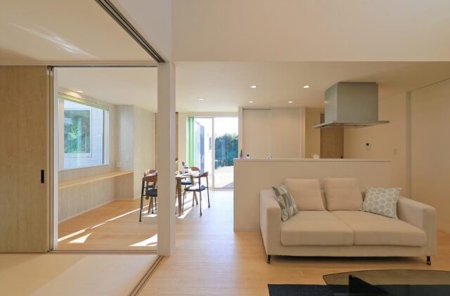 立体的な外観と白×木が調和する吹き抜けのある平屋 - 森建築 - リビング・和室