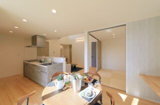 立体的な外観と白×木が調和する吹き抜けのある平屋 - 森建築 - LDK