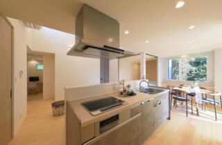 立体的な外観と白×木が調和する吹き抜けのある平屋 - 森建築 - キッチン