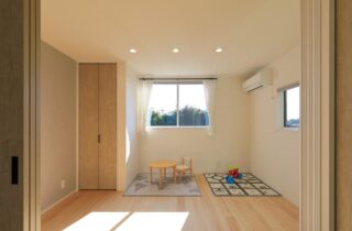 立体的な外観と白×木が調和する吹き抜けのある平屋 - 森建築 - 子ども部屋