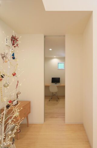 立体的な外観と白×木が調和する吹き抜けのある平屋 - 森建築 - ワークスペース