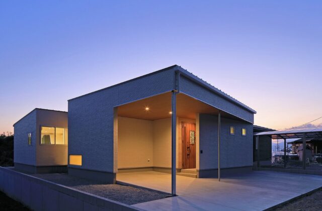 立体的な外観と白×木が調和する吹き抜けのある平屋 - 森建築 - 夜・外観・玄関