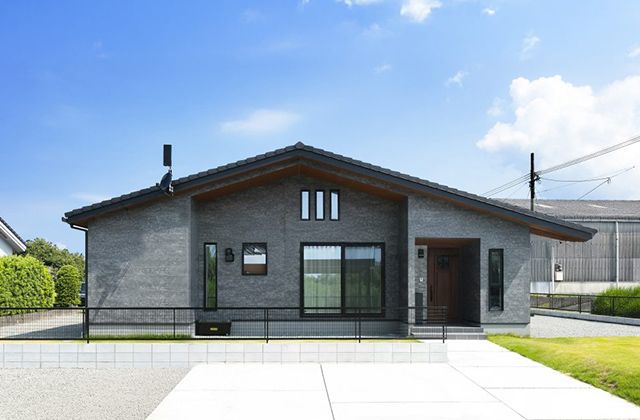 三角屋根と大きな梁の大空間吹き抜けリビングが魅力の平屋