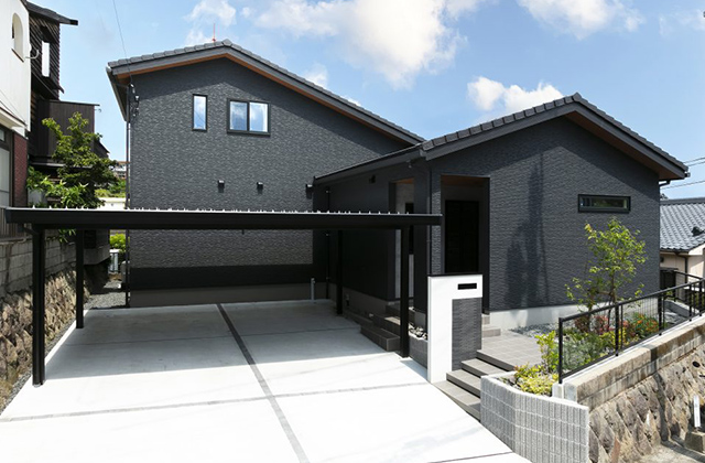 高台からの眺望を愉しめる大人シックな2階建て
