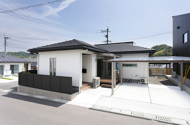 廻隅瓦が映える寄棟屋根のナチュラルモダン平屋 - NEOデザインホーム
