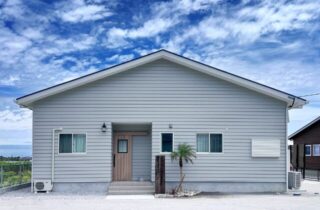 外観 - 日大建築 - ラップサイディングと切妻屋根が特徴のカリフォルニアスタイル平屋