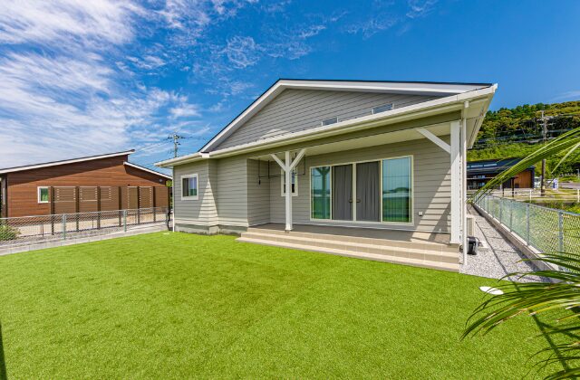 外構 - 日大建築 - ラップサイディングと切妻屋根が特徴のカリフォルニアスタイル平屋