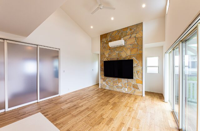 リビング - 日大建築 - ラップサイディングと切妻屋根が特徴のカリフォルニアスタイル平屋