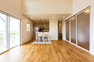 LDK - 日大建築 - ラップサイディングと切妻屋根が特徴のカリフォルニアスタイル平屋