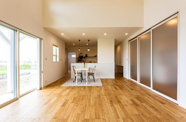 LDK - 日大建築 - ラップサイディングと切妻屋根が特徴のカリフォルニアスタイル平屋