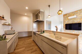 キッチン - 日大建築 - ラップサイディングと切妻屋根が特徴のカリフォルニアスタイル平屋