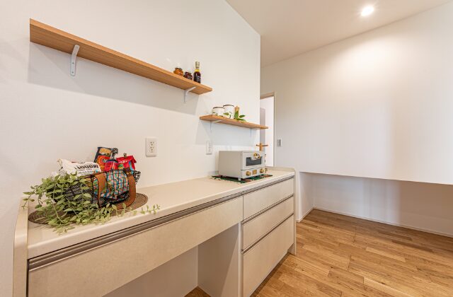 キッチン背面 - 日大建築 - ラップサイディングと切妻屋根が特徴のカリフォルニアスタイル平屋