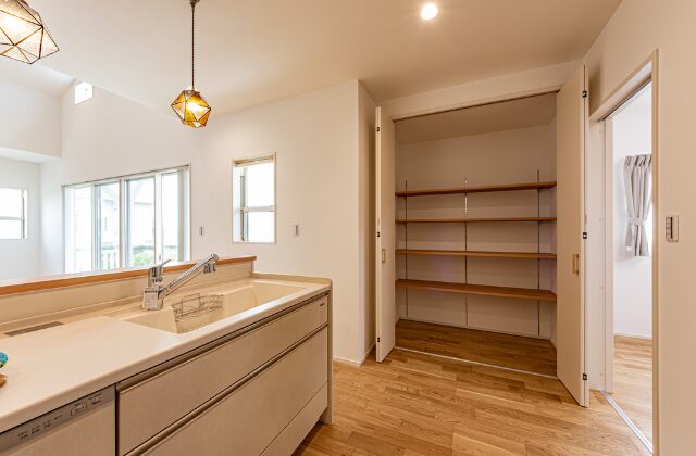 キッチン収納 - 日大建築 - ラップサイディングと切妻屋根が特徴のカリフォルニアスタイル平屋