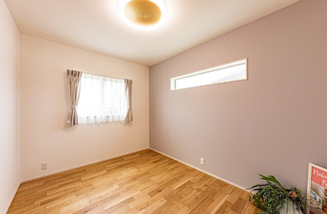 洋室1 - 日大建築 - ラップサイディングと切妻屋根が特徴のカリフォルニアスタイル平屋