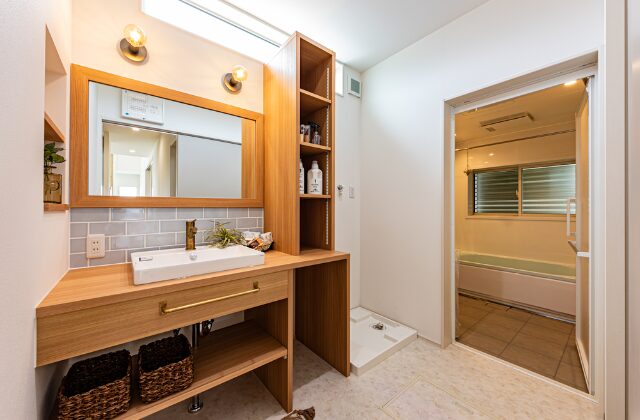 サニタリールーム - 日大建築 - ラップサイディングと切妻屋根が特徴のカリフォルニアスタイル平屋