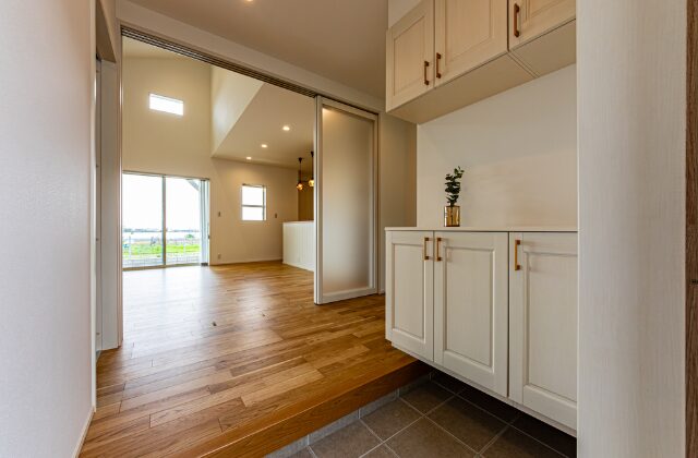玄関 - 日大建築 - ラップサイディングと切妻屋根が特徴のカリフォルニアスタイル平屋