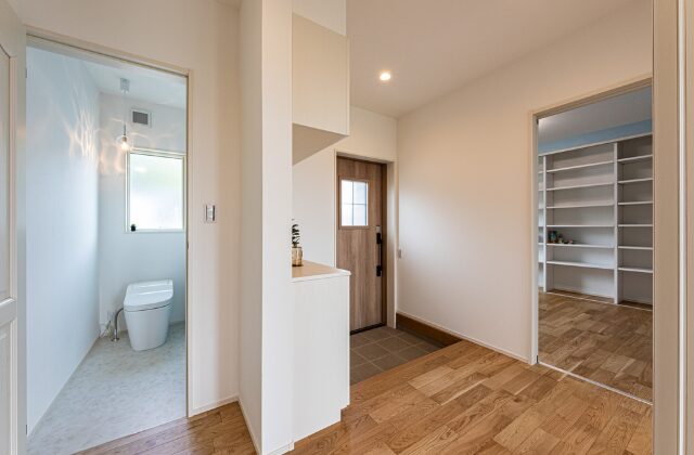 玄関・トイレ - 日大建築 - ラップサイディングと切妻屋根が特徴のカリフォルニアスタイル平屋