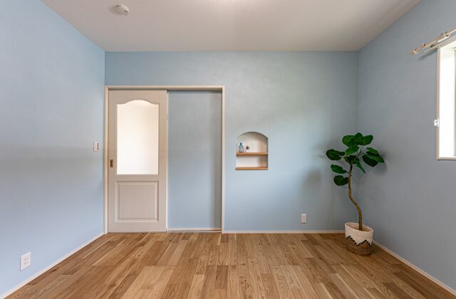 洋室2 - 日大建築 - ラップサイディングと切妻屋根が特徴のカリフォルニアスタイル平屋