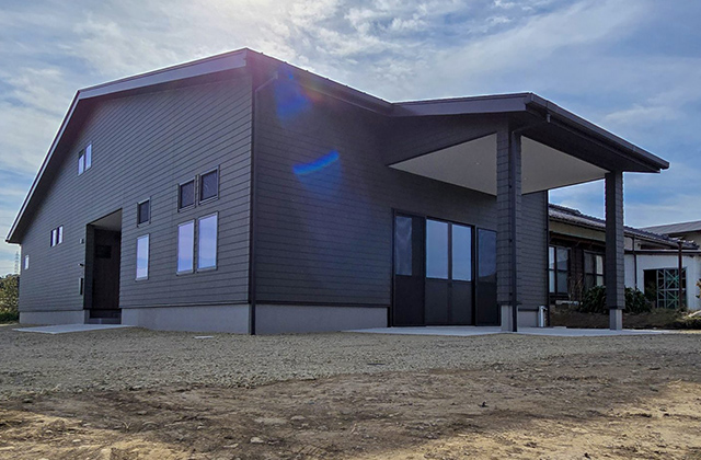 広々ワークスペースがあるシンプルモダンなガレージ邸宅